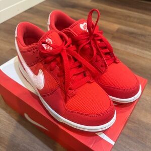 Nike Valentines Day Dunks (2024) Size 6.5Y/8W